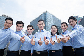 企業團隊舉獎杯慶祝